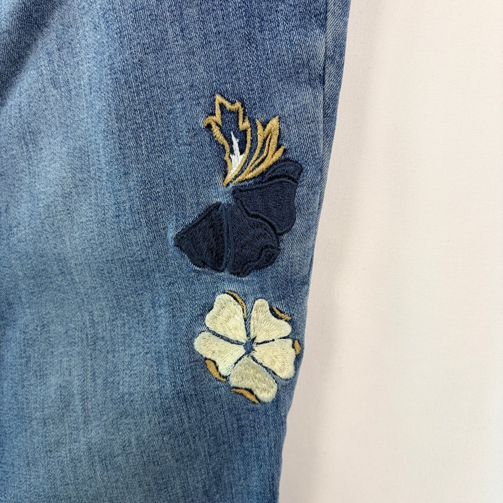 Chico's Embroidered Floral Straight Leg Jeans 1.5 Medium Wash Excellent - Picture 3 of 9